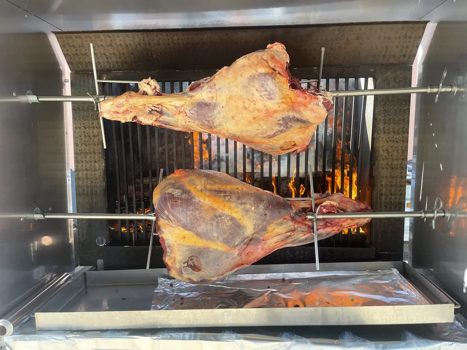 Belles pièces de bœuf à la broche